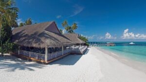 Malahini Kuda Bandos Resort من أفضل منتجعات المالديف للعوائل